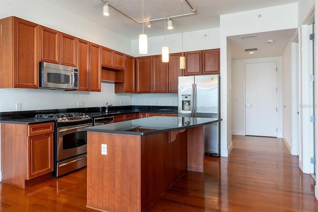 For Sale: $425,900 (2 beds, 2 baths, 1138 Square Feet)