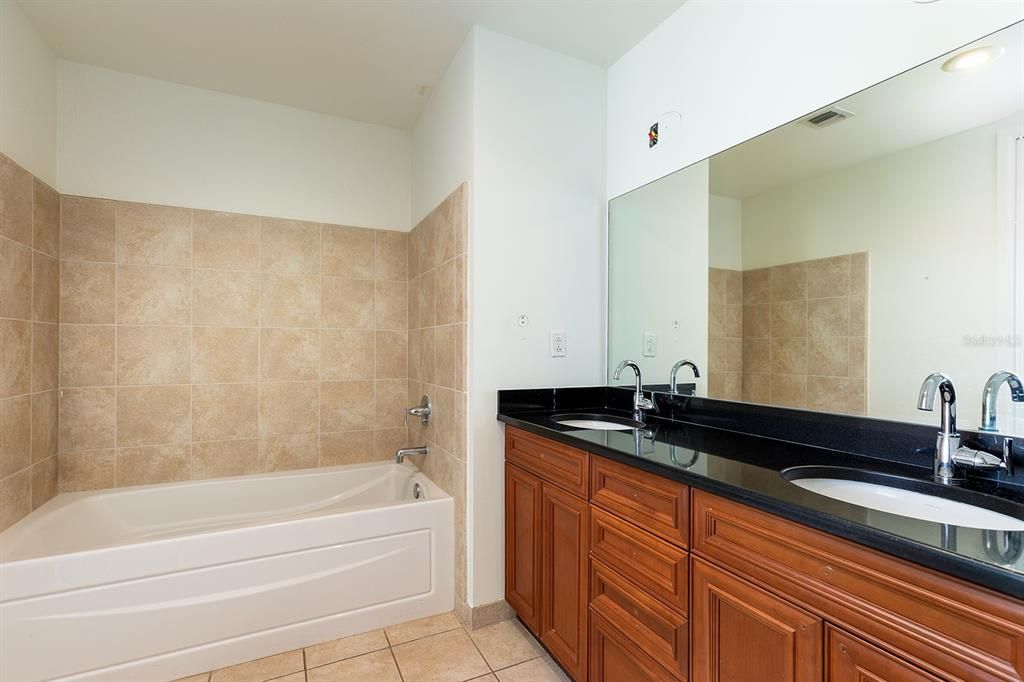 For Sale: $425,900 (2 beds, 2 baths, 1138 Square Feet)