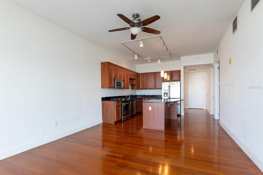 For Sale: $425,900 (2 beds, 2 baths, 1138 Square Feet)