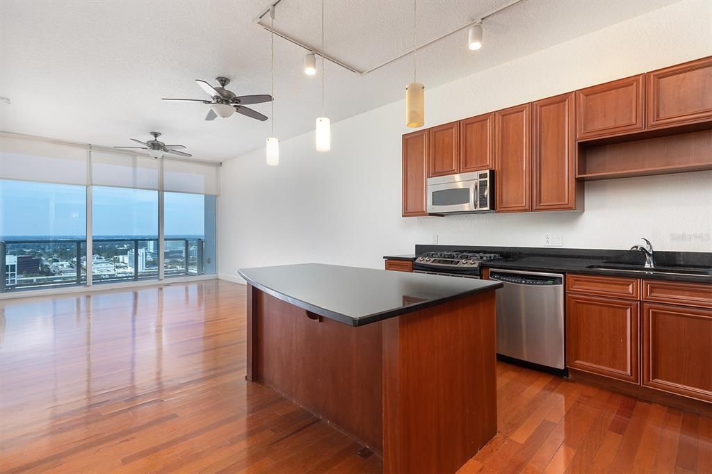 For Sale: $425,900 (2 beds, 2 baths, 1138 Square Feet)