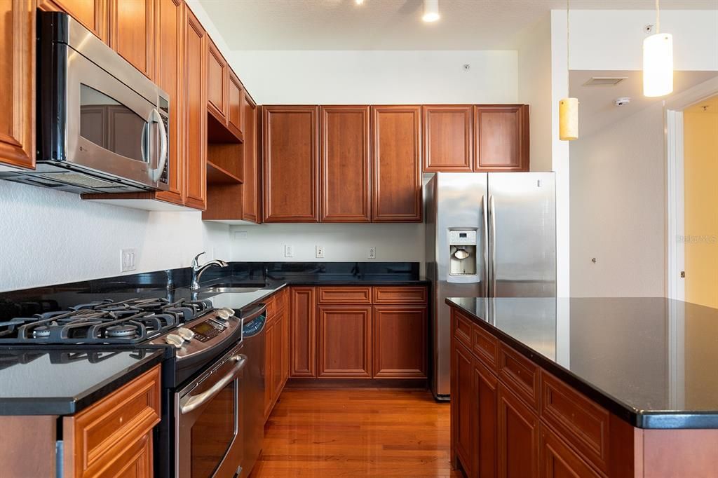 For Sale: $425,900 (2 beds, 2 baths, 1138 Square Feet)