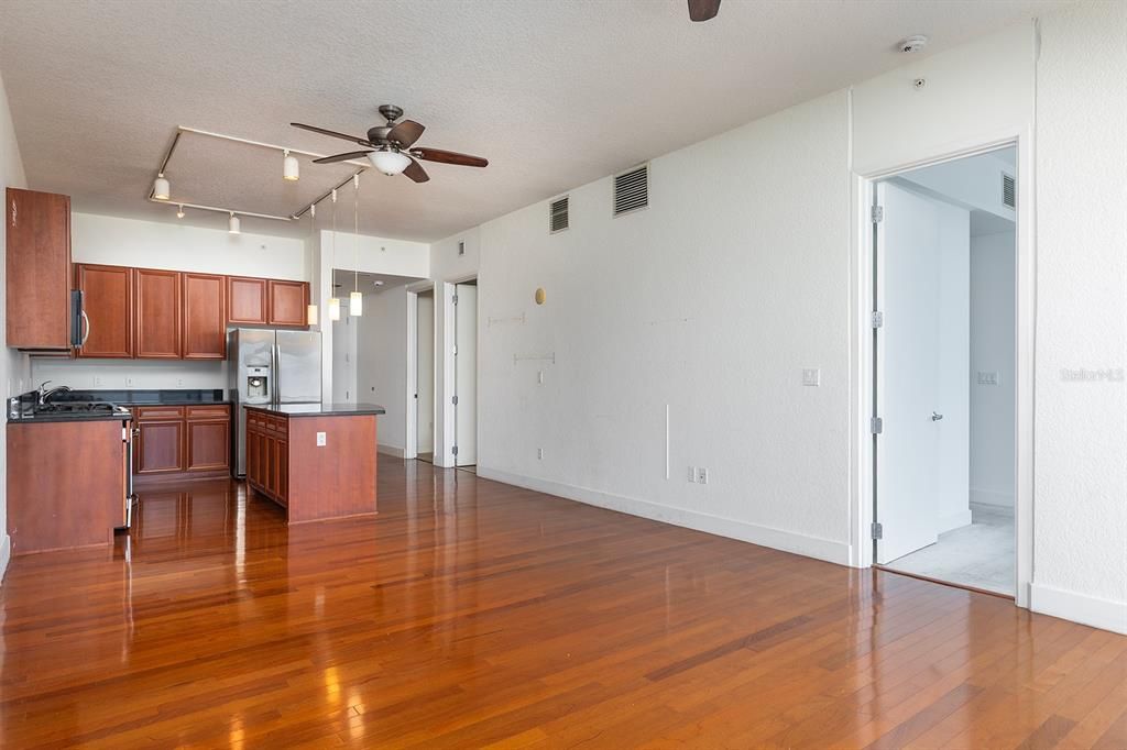 For Sale: $425,900 (2 beds, 2 baths, 1138 Square Feet)