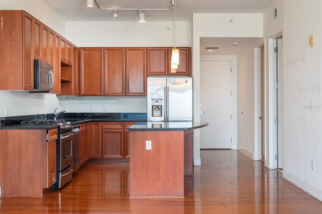 For Sale: $425,900 (2 beds, 2 baths, 1138 Square Feet)