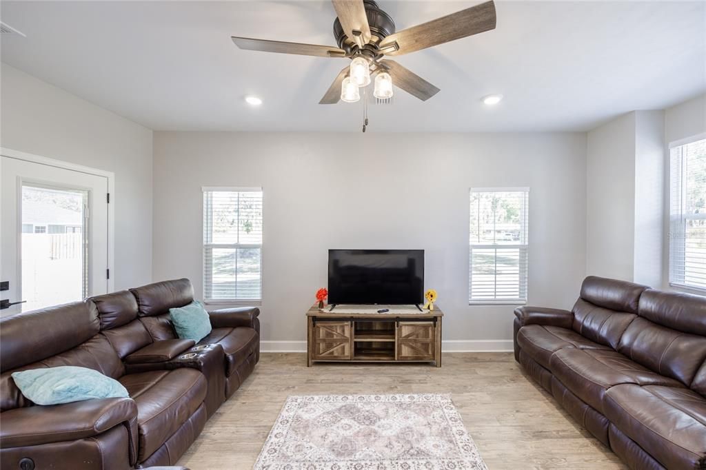 En Venta: $294,900 (3 camas, 2 baños, 1452 Pies cuadrados)