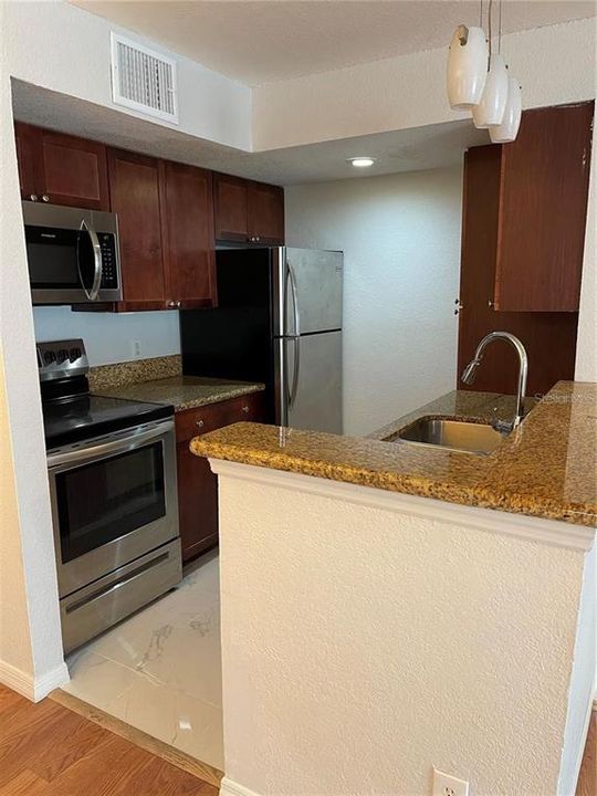 合同活跃: $1,250 (1 贝兹, 1 浴室, 711 平方英尺)