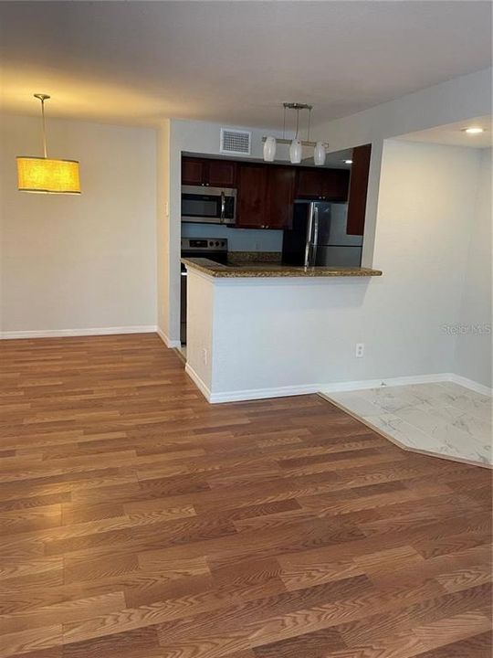 合同活跃: $1,250 (1 贝兹, 1 浴室, 711 平方英尺)