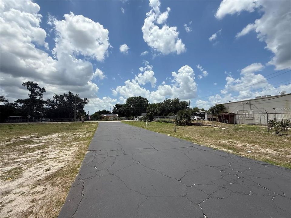 На продажу: $1,400,000 (1.71 acres)