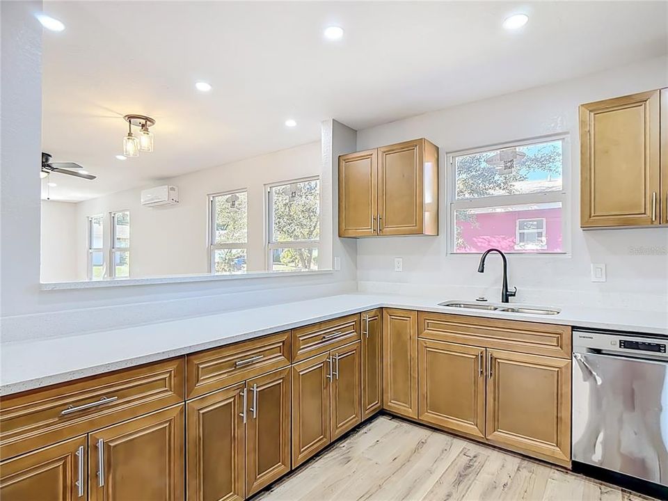 Activo con contrato: $215,000 (3 camas, 2 baños, 1190 Pies cuadrados)