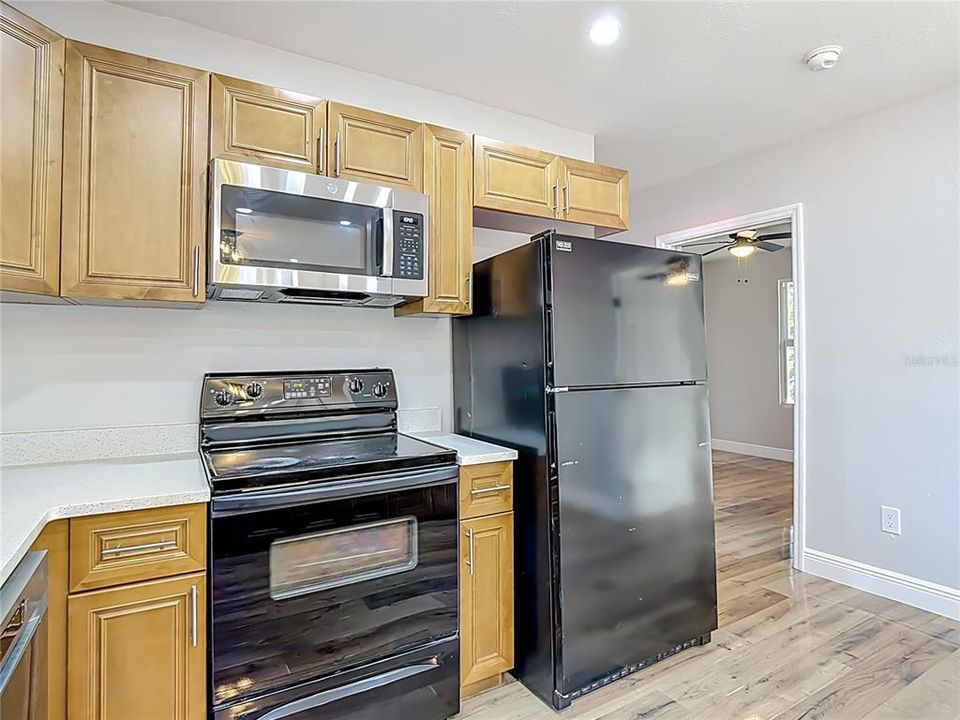 Activo con contrato: $215,000 (3 camas, 2 baños, 1190 Pies cuadrados)