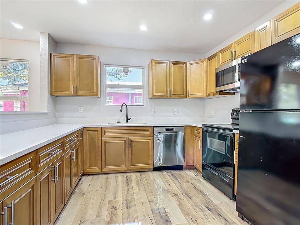 Activo con contrato: $215,000 (3 camas, 2 baños, 1190 Pies cuadrados)