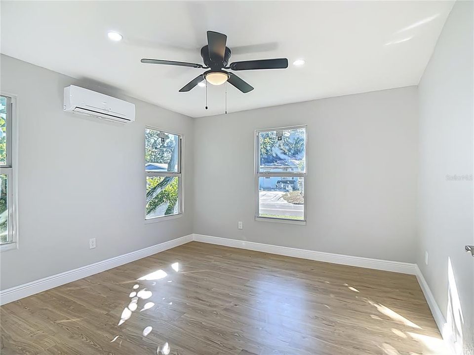 Activo con contrato: $215,000 (3 camas, 2 baños, 1190 Pies cuadrados)