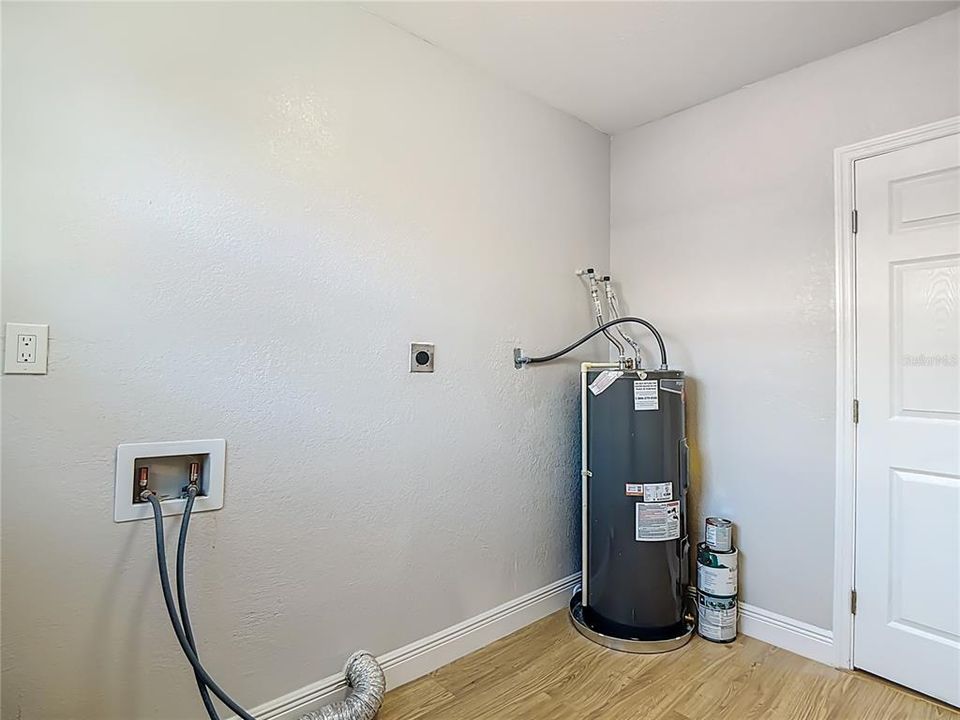 Activo con contrato: $215,000 (3 camas, 2 baños, 1190 Pies cuadrados)