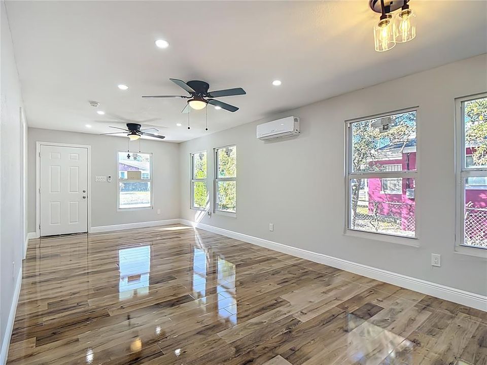 Activo con contrato: $215,000 (3 camas, 2 baños, 1190 Pies cuadrados)