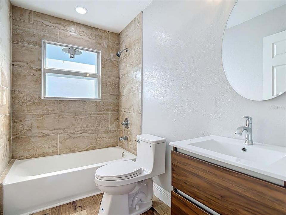 Activo con contrato: $215,000 (3 camas, 2 baños, 1190 Pies cuadrados)