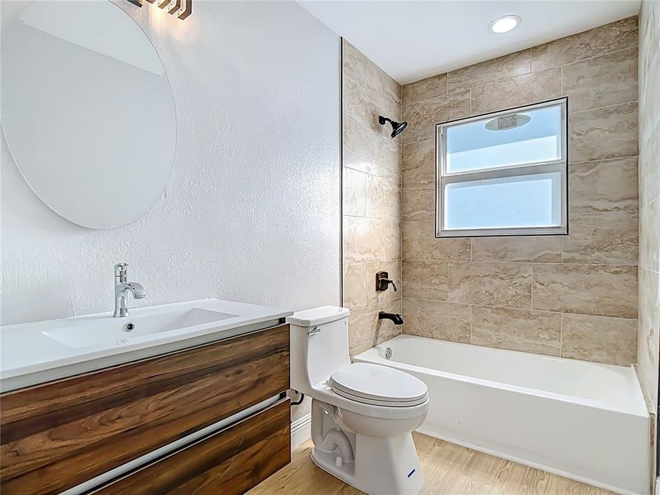 Activo con contrato: $215,000 (3 camas, 2 baños, 1190 Pies cuadrados)