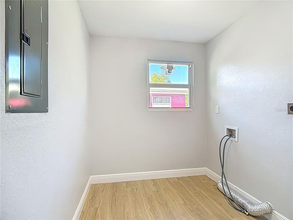 Activo con contrato: $215,000 (3 camas, 2 baños, 1190 Pies cuadrados)