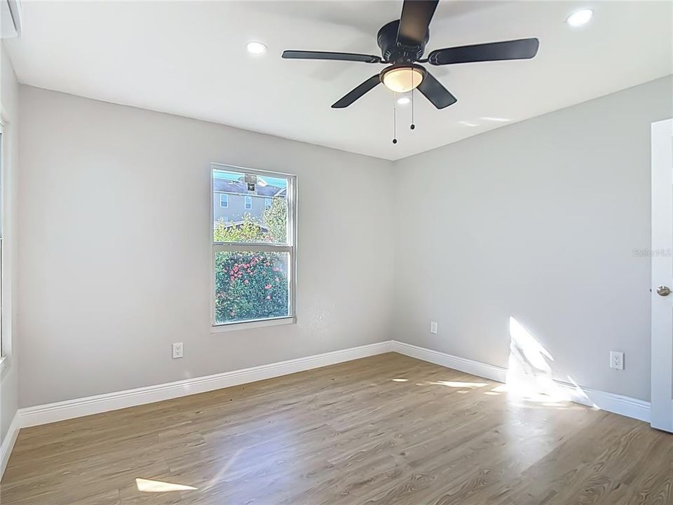 Activo con contrato: $215,000 (3 camas, 2 baños, 1190 Pies cuadrados)