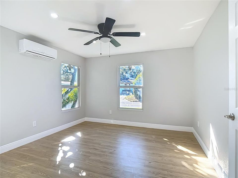 Activo con contrato: $215,000 (3 camas, 2 baños, 1190 Pies cuadrados)