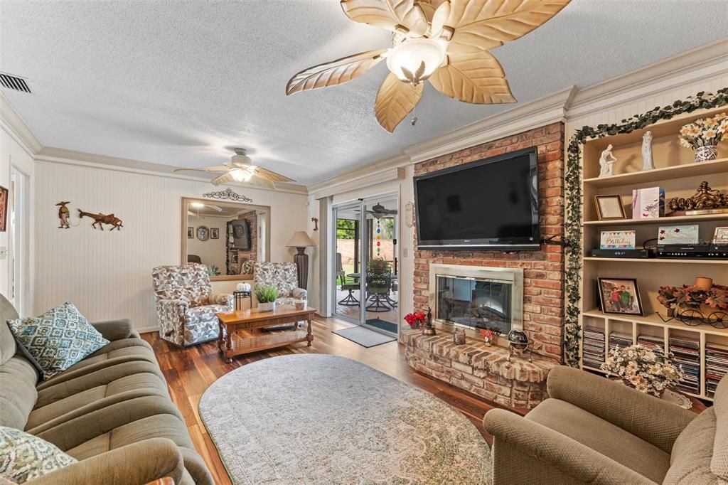 待售: $565,000 (4 贝兹, 2 浴室, 1972 平方英尺)