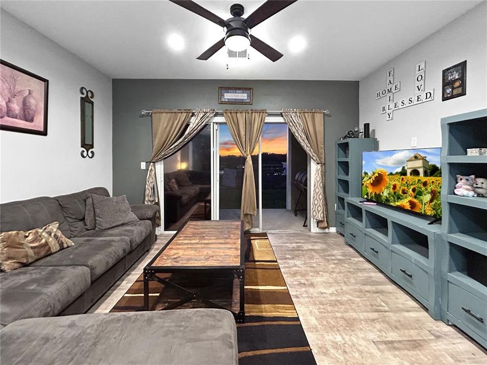 En Venta: $305,000 (3 camas, 2 baños, 1740 Pies cuadrados)