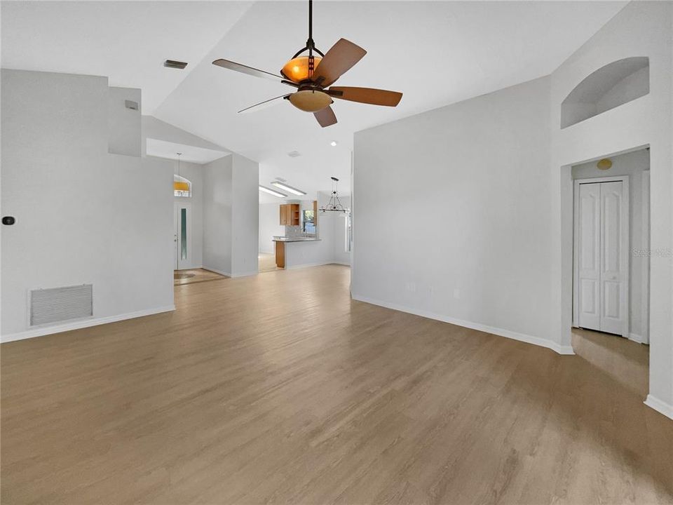 Active With Contract: $358,000 (3 beds, 2 baths, 1640 Square Feet)