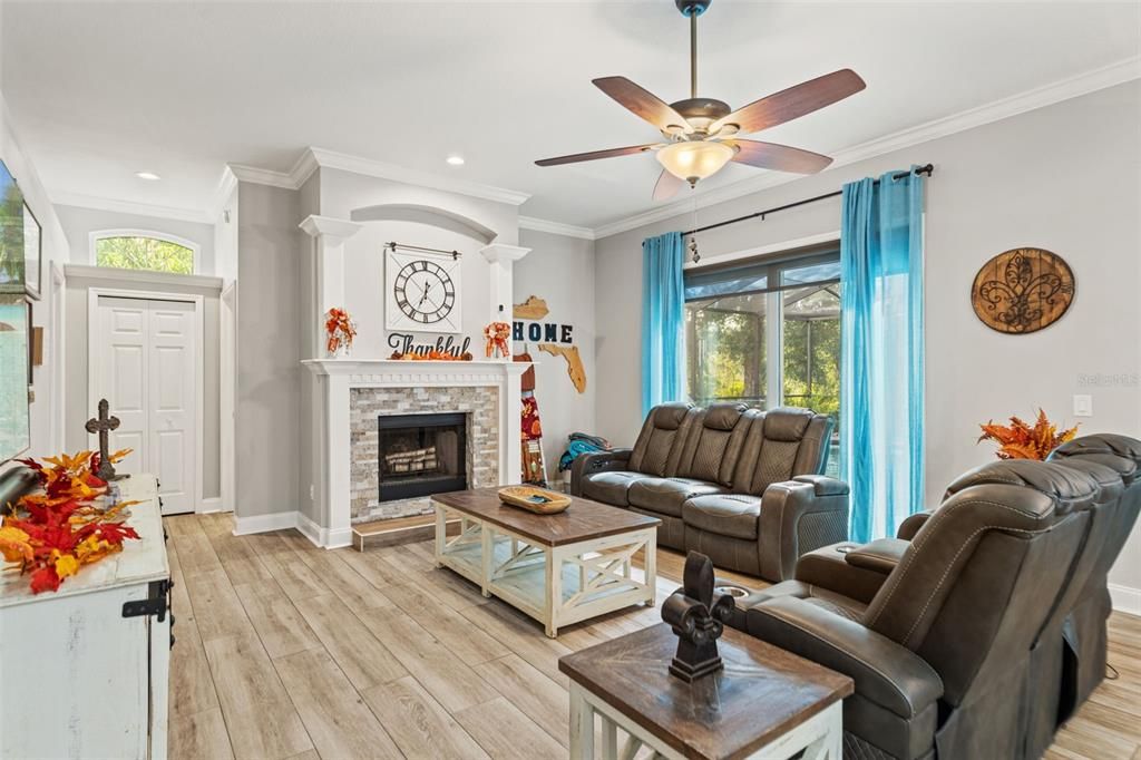 合同活跃: $898,000 (4 贝兹, 3 浴室, 2556 平方英尺)