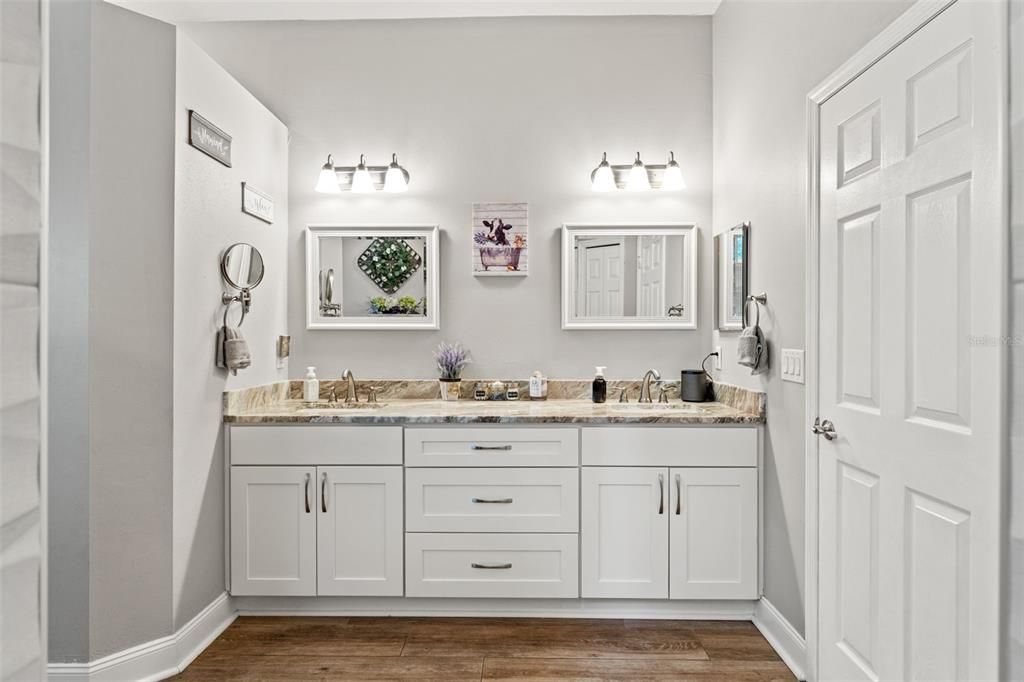 合同活跃: $898,000 (4 贝兹, 3 浴室, 2556 平方英尺)