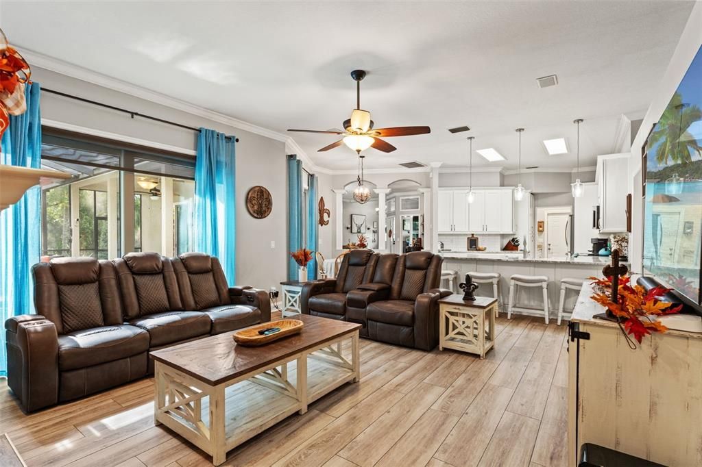 合同活跃: $898,000 (4 贝兹, 3 浴室, 2556 平方英尺)