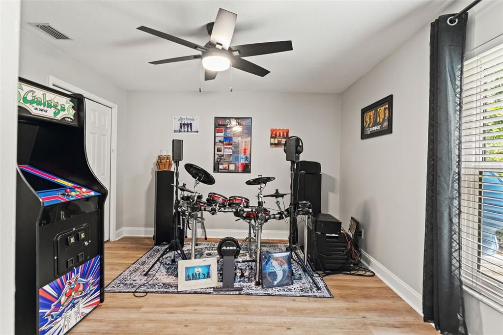 合同活跃: $898,000 (4 贝兹, 3 浴室, 2556 平方英尺)