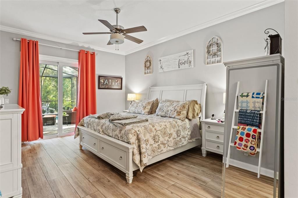 合同活跃: $898,000 (4 贝兹, 3 浴室, 2556 平方英尺)