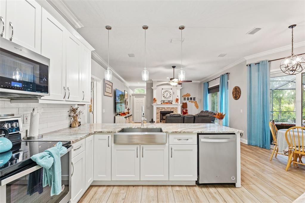 合同活跃: $898,000 (4 贝兹, 3 浴室, 2556 平方英尺)