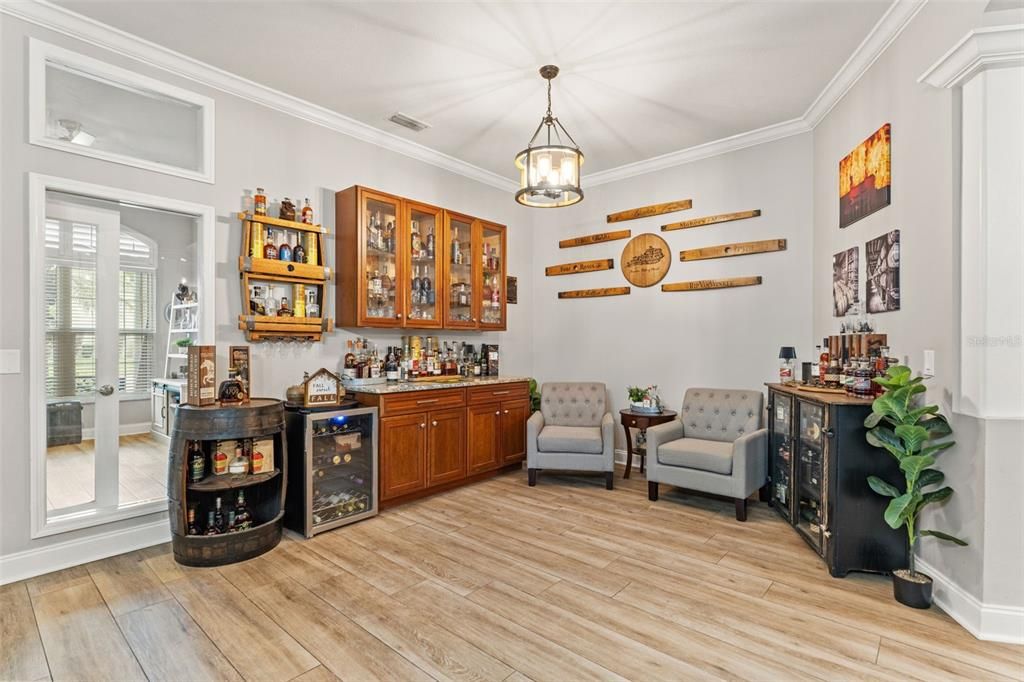 合同活跃: $898,000 (4 贝兹, 3 浴室, 2556 平方英尺)