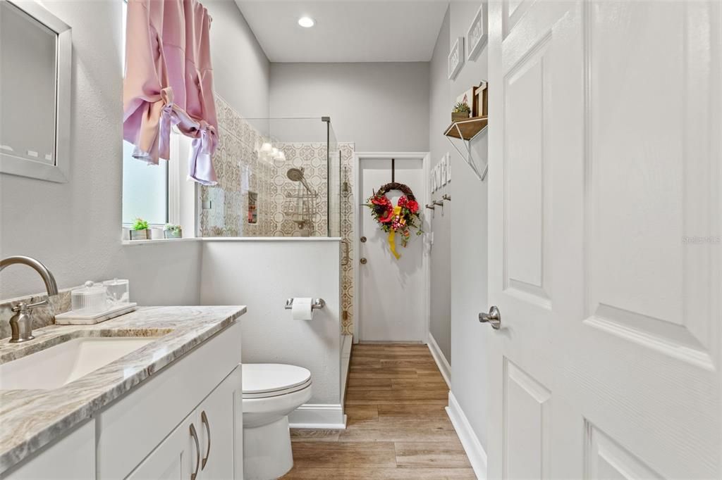 合同活跃: $898,000 (4 贝兹, 3 浴室, 2556 平方英尺)