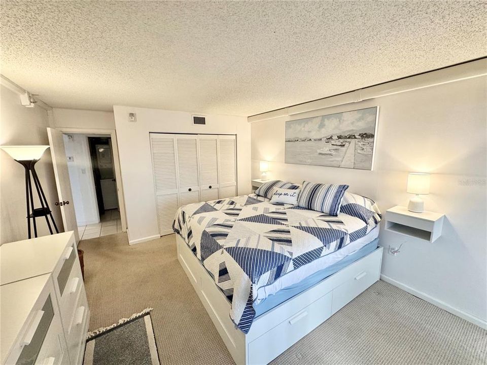 待售: $189,900 (1 贝兹, 1 浴室, 732 平方英尺)