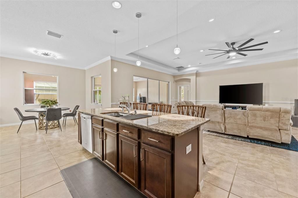 En Venta: $550,000 (3 camas, 3 baños, 3036 Pies cuadrados)