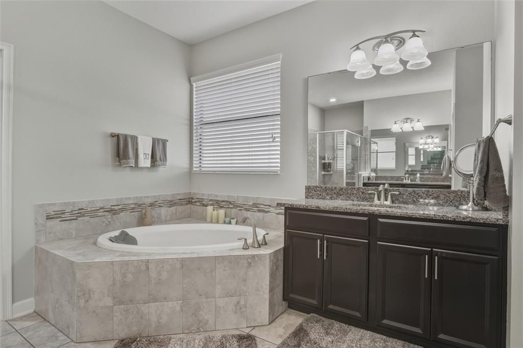 待售: $950,000 (5 贝兹, 4 浴室, 3975 平方英尺)