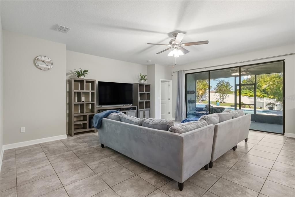 待售: $950,000 (5 贝兹, 4 浴室, 3975 平方英尺)