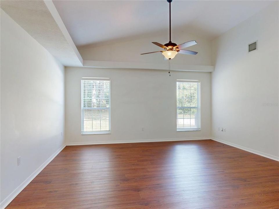 En Venta: $649,900 (4 camas, 2 baños, 2005 Pies cuadrados)