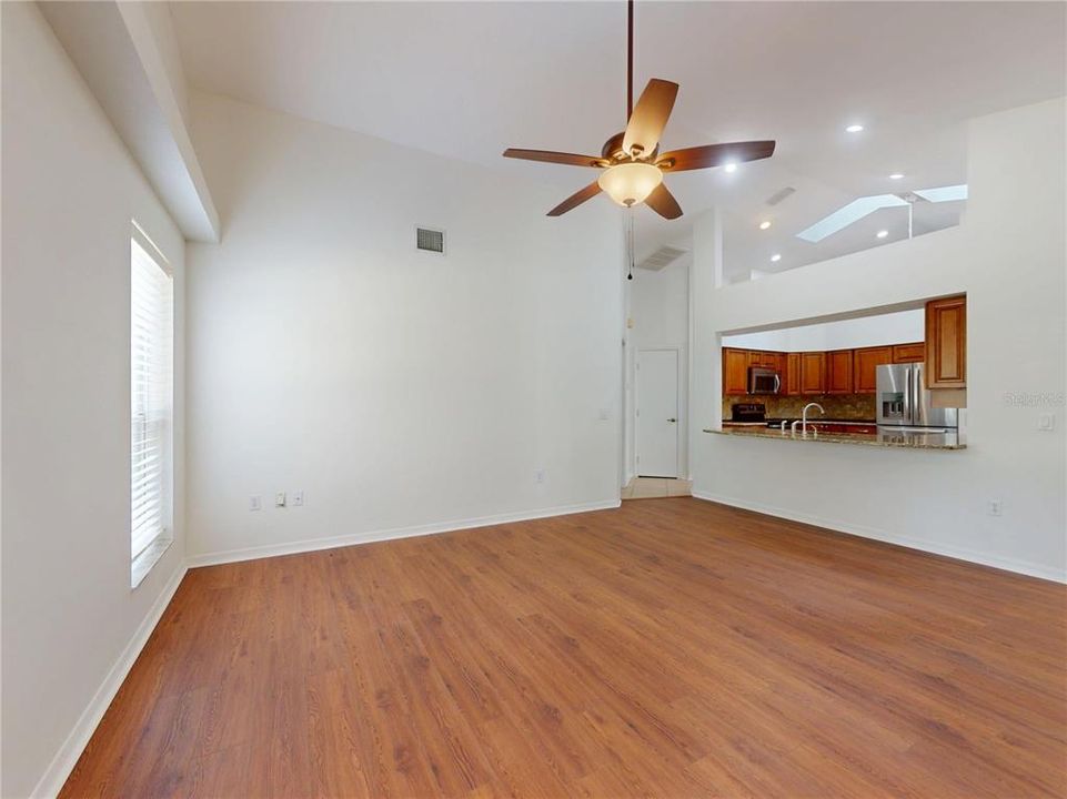 En Venta: $649,900 (4 camas, 2 baños, 2005 Pies cuadrados)