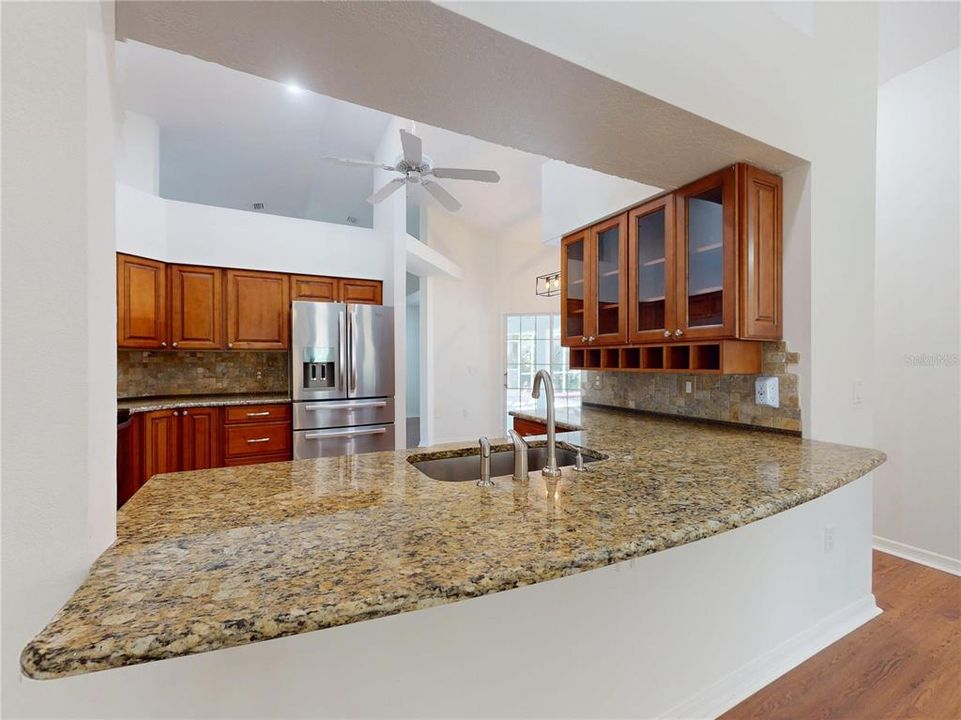 En Venta: $649,900 (4 camas, 2 baños, 2005 Pies cuadrados)