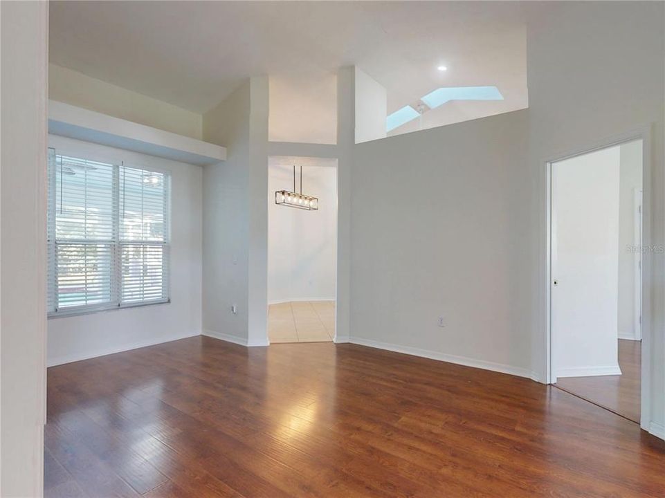 En Venta: $649,900 (4 camas, 2 baños, 2005 Pies cuadrados)