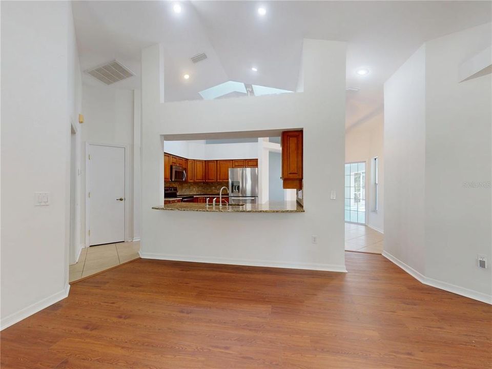 En Venta: $649,900 (4 camas, 2 baños, 2005 Pies cuadrados)