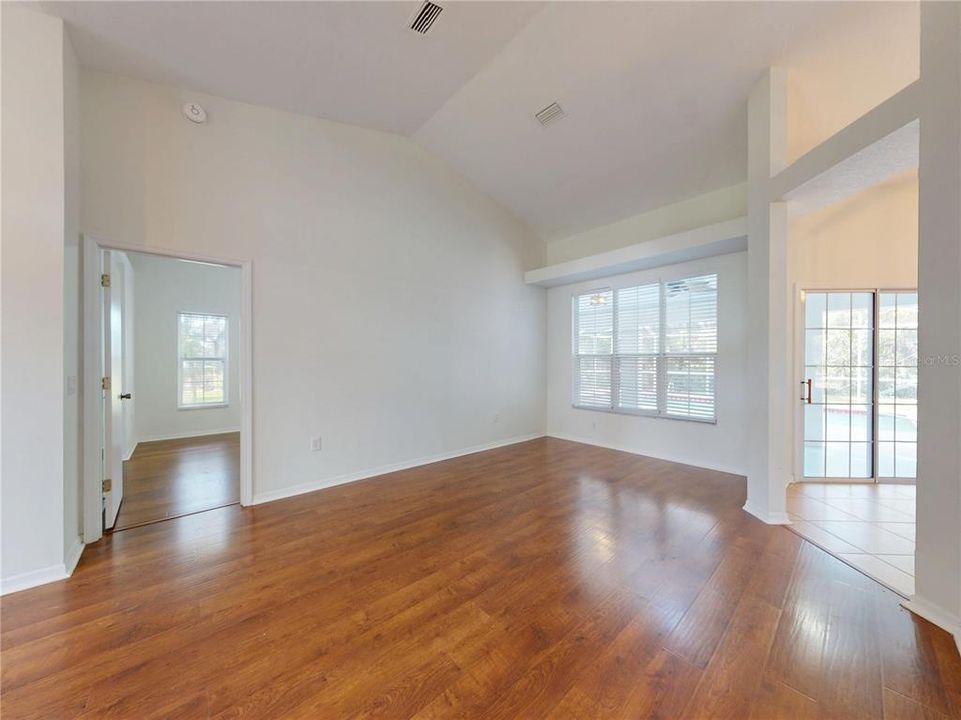 En Venta: $649,900 (4 camas, 2 baños, 2005 Pies cuadrados)