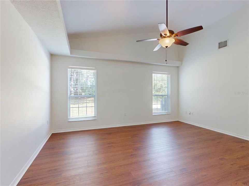 En Venta: $649,900 (4 camas, 2 baños, 2005 Pies cuadrados)