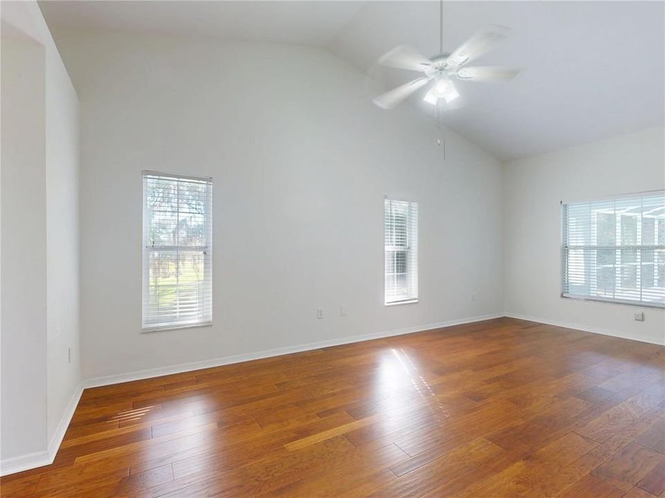 En Venta: $649,900 (4 camas, 2 baños, 2005 Pies cuadrados)