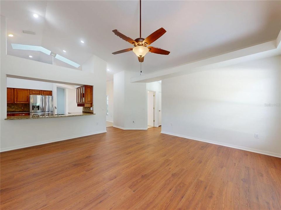 En Venta: $649,900 (4 camas, 2 baños, 2005 Pies cuadrados)