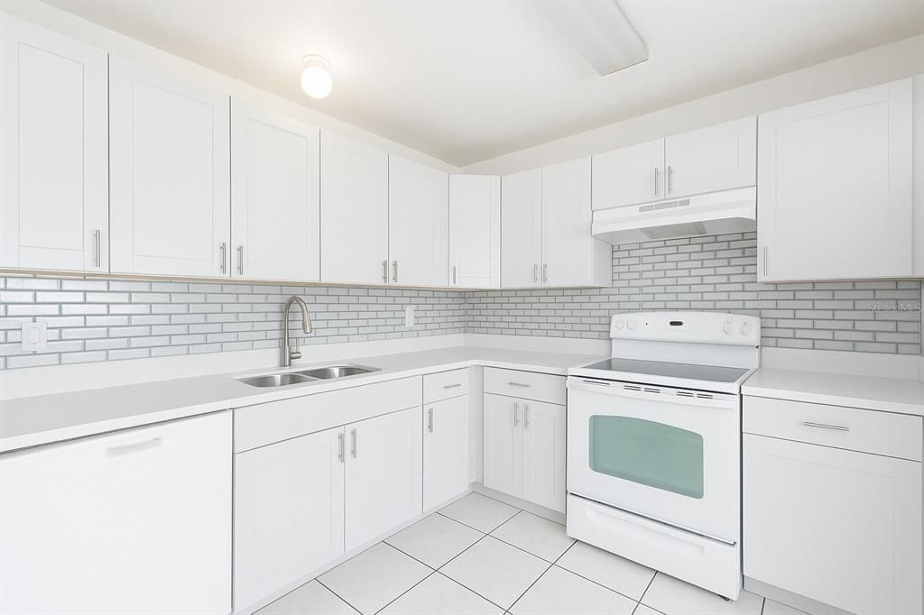 Под контрактом: $285,000 (3 спален, 2 ванн, 1368 Квадратных фут)