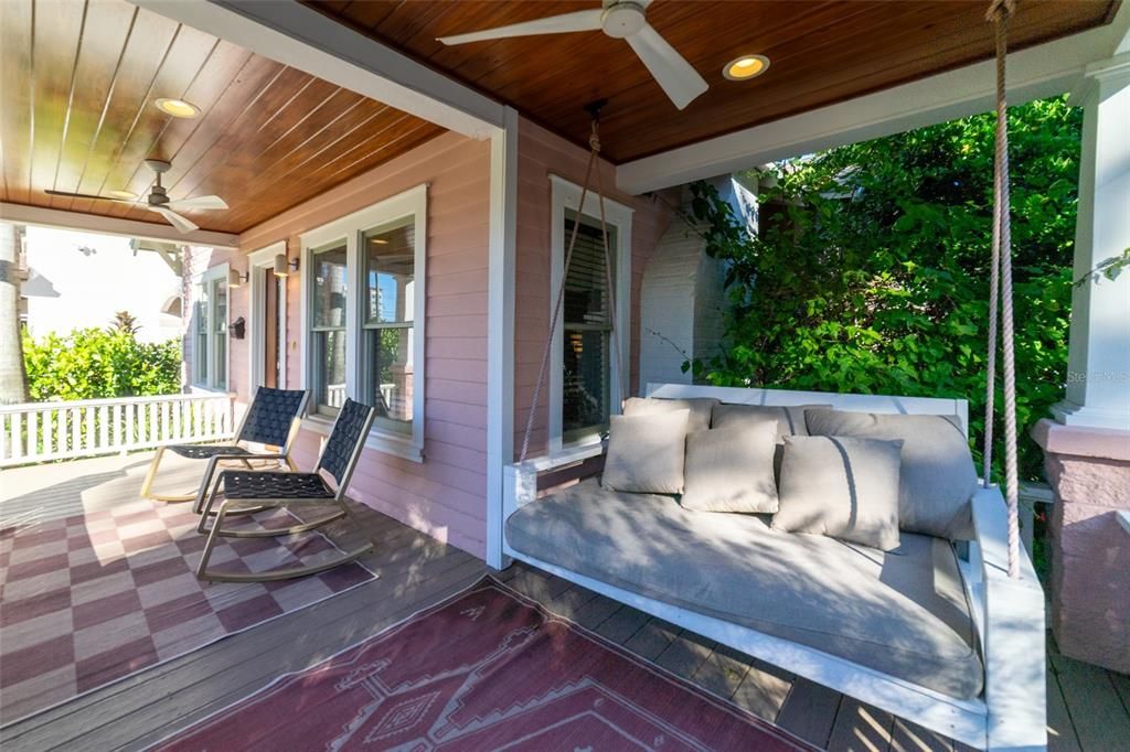 Под контрактом: $637,500 (2 спален, 2 ванн, 1390 Квадратных фут)