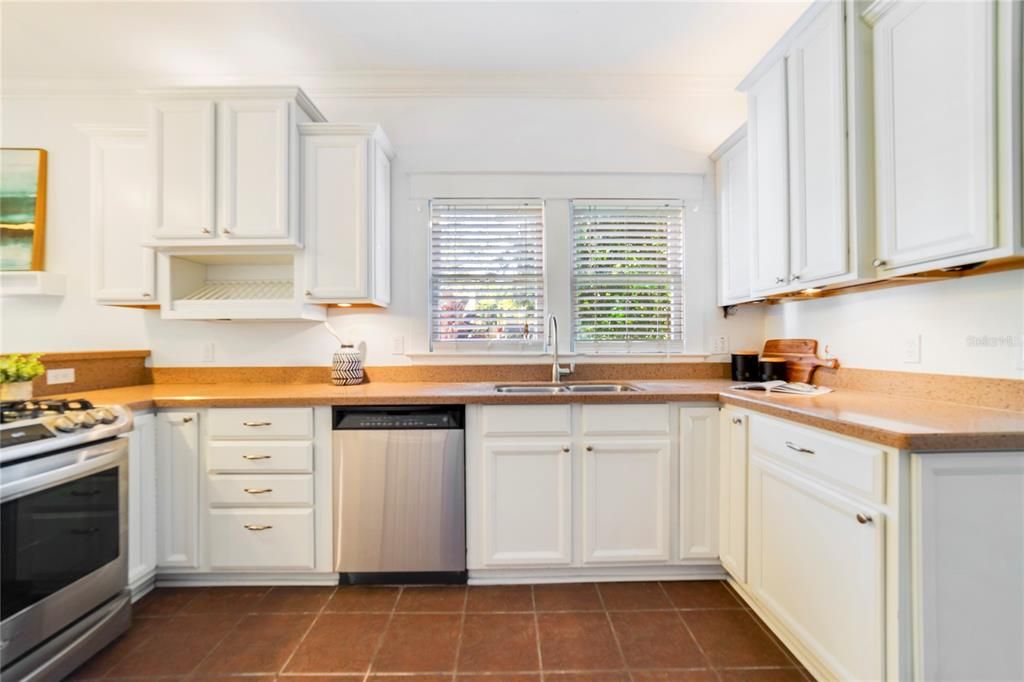 Под контрактом: $637,500 (2 спален, 2 ванн, 1390 Квадратных фут)