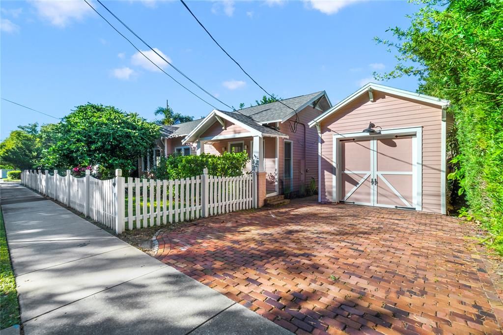 Под контрактом: $637,500 (2 спален, 2 ванн, 1390 Квадратных фут)